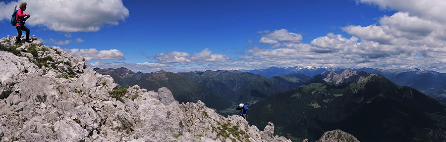 Salendo dal Visolo alla Presolana orientale vista in Pizzo Camino e Val di Scalve